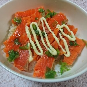 とろけるサーモンのたたきミニ丼